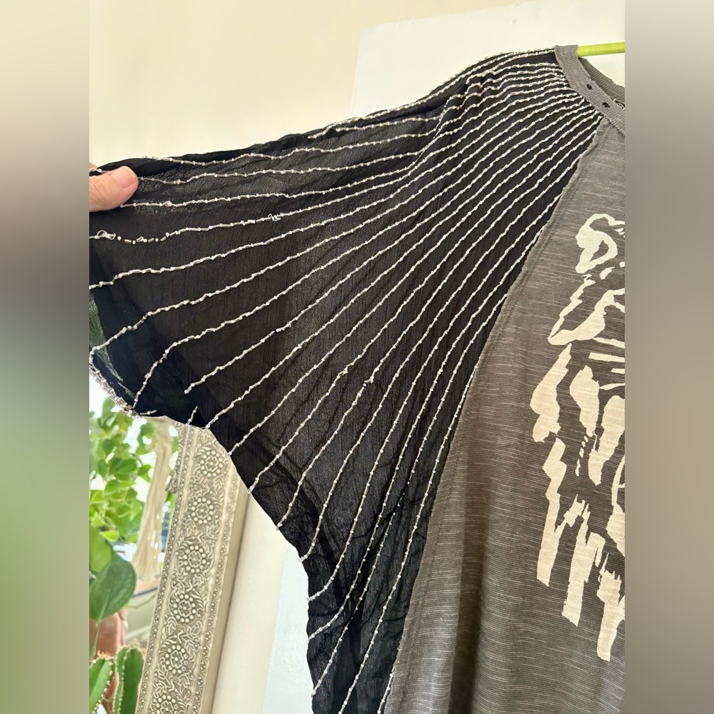 Free People We the Free Oversize distressed Showtime Tiger tee beaded sleeves S - Picture 4 of 8